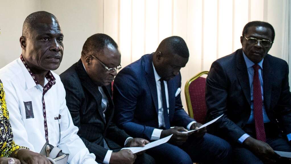 martin fayulu (1e g) et théodore ngoy (1er d) lors d'une réunion des candidats avant la présidentielle du 30 décembre 2018 à kinshasa, 25 décembre 2018.