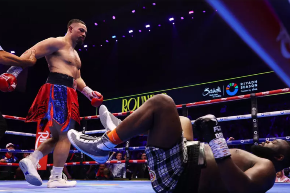 Joseph Parker met KO Martin Bakole pendant le combat pour le titre mondial intérimaire des poids lourds de la WBO à Riyadh, Arabie Saoudite. Getty Images - Richard Pelham