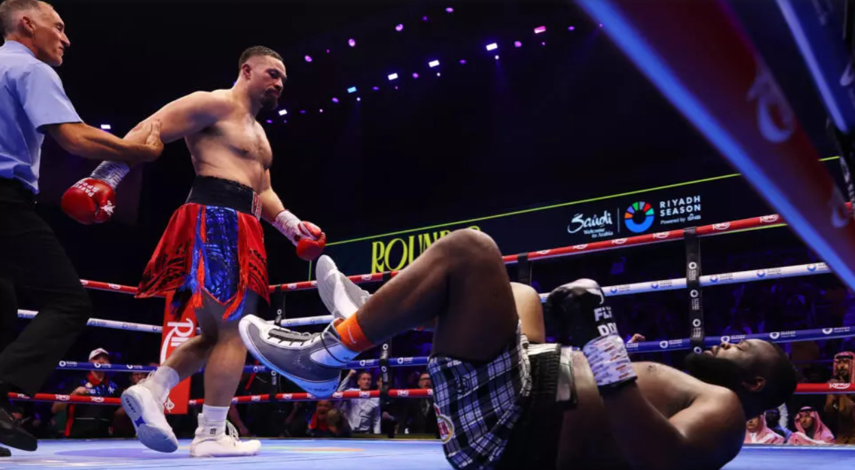 Joseph Parker met KO Martin Bakole pendant le combat pour le titre mondial intérimaire des poids lourds de la WBO à Riyadh, Arabie Saoudite. Getty Images - Richard Pelham