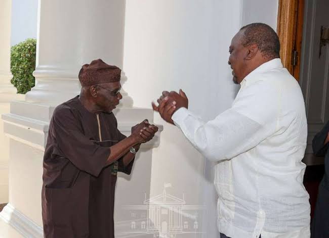 (illustration) olusegun obasanjo et uhuru kenyatta lors d'une mission de facilitation entre l'ethiopie et les rebelles du tigré, octobre 2022.