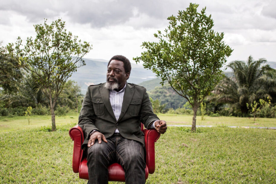 Joseph Kabila, ancien président de la République démocratique du Congo, assis dans le jardin de son ranch privé, lundi. John Wessels / AFP/Getty Images