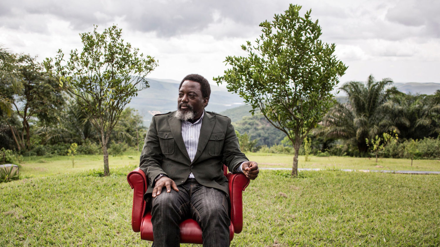 Joseph Kabila, ancien président de la République démocratique du Congo, assis dans le jardin de son ranch privé, lundi. John Wessels / AFP/Getty Images