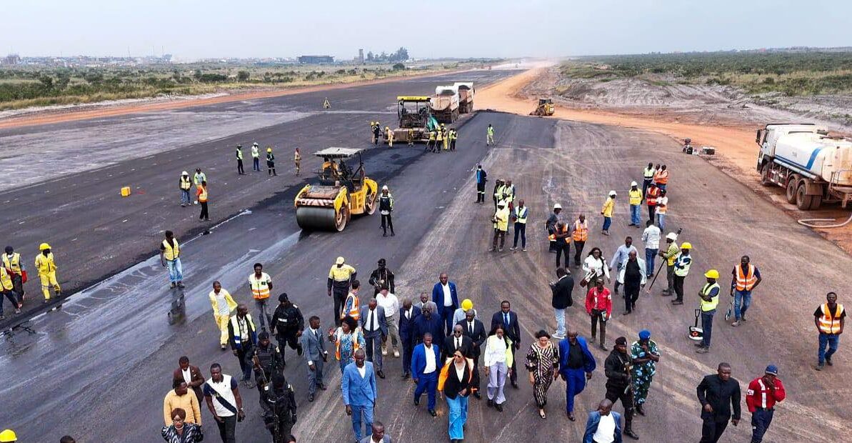 kolwezi, 25 février 2025 – la gouverneure fifi masuka saini sur le site du nouvel aéroport international de kolwezi, où la pose de l’enrobé sur la piste a officiellement débuté