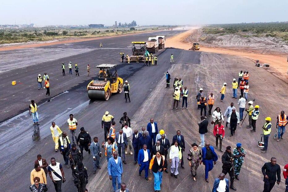 kolwezi, 25 février 2025 – la gouverneure fifi masuka saini sur le site du nouvel aéroport international de kolwezi, où la pose de l’enrobé sur la piste a officiellement débuté