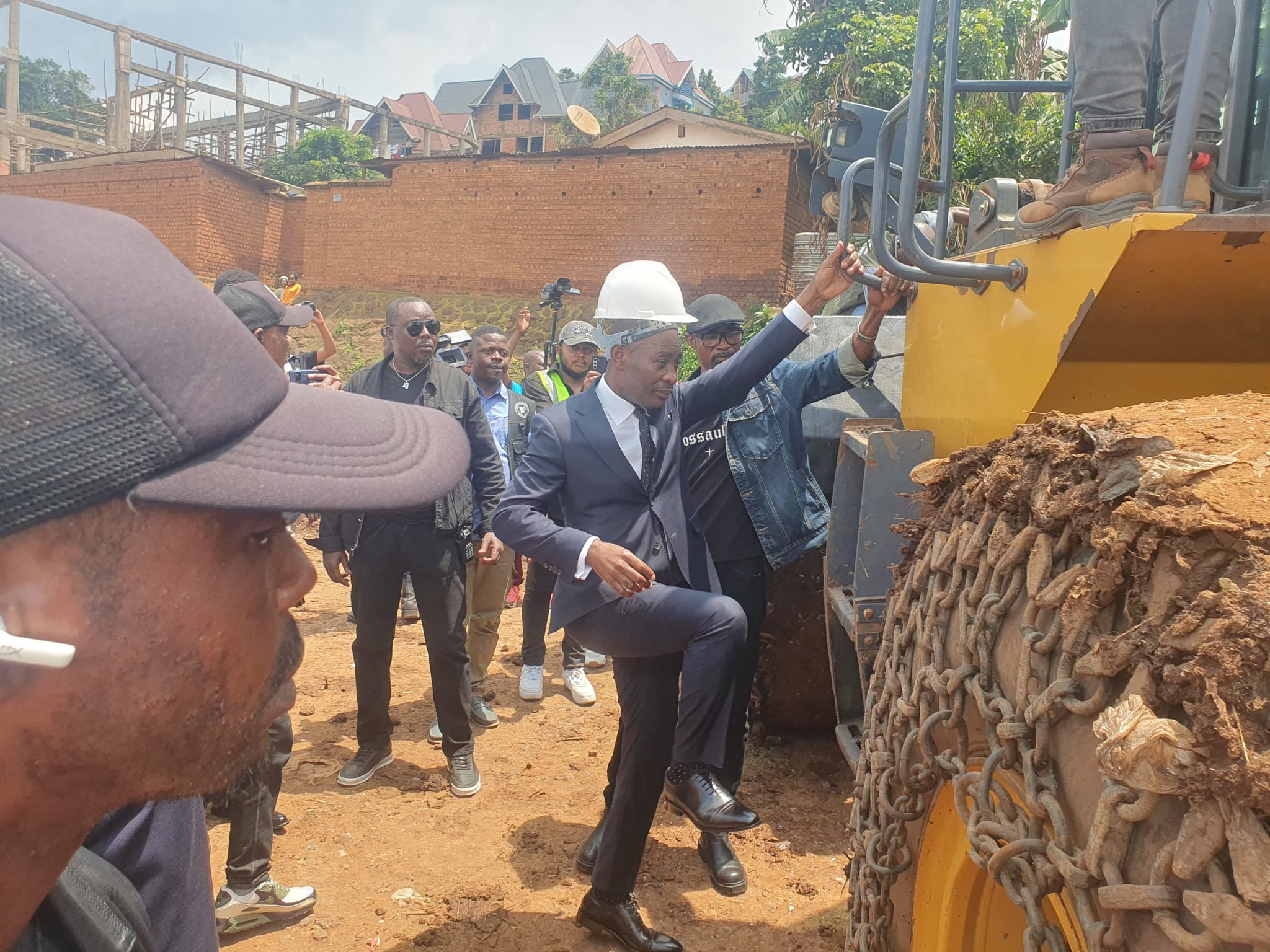 le gouverneur purusi lance les travaux de réhabilitation de la route bagira kabare longue de 6,5 km à bukavu, mardi 11 février 2025