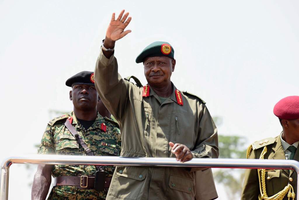 le président museveni inspecte une garde d'honneur. photo ppu