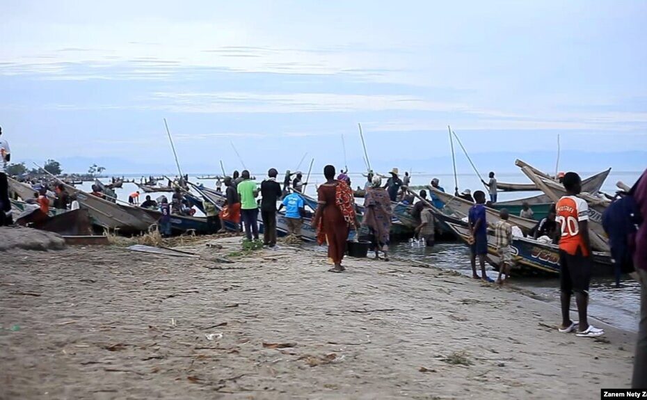 quelques vendeurs de poissons aux abords du lac Édouard en rdc, le 11 avril 2022. voa