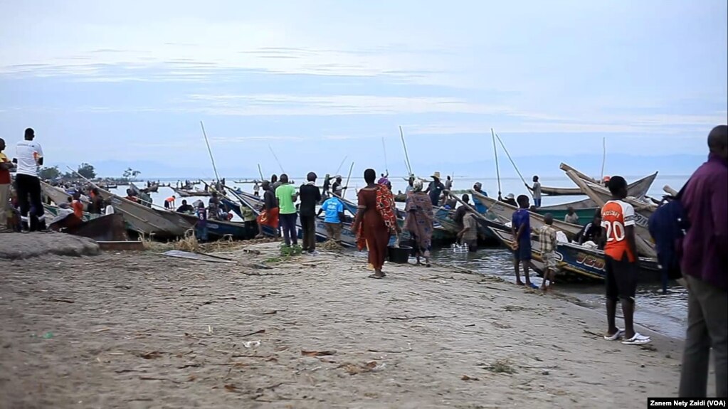 quelques vendeurs de poissons aux abords du lac Édouard en rdc, le 11 avril 2022. voa