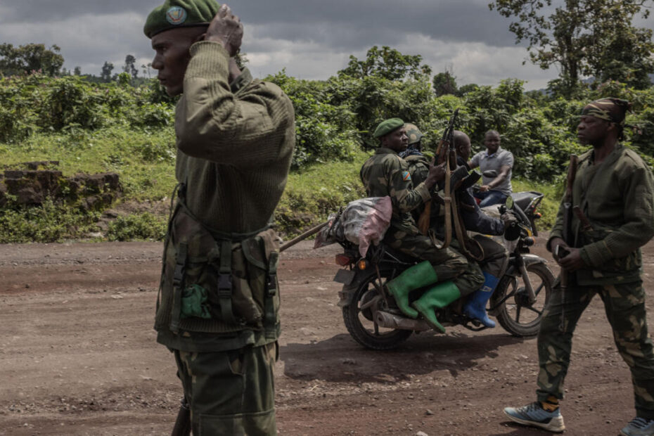 Un homme à moto transporte des soldats congolais à Kibumba, cible d'une attaque du M23, près de Goma, en République démocratique du Congo, le 1er juin 2022. AFP